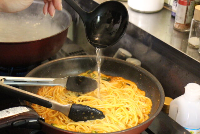 パスタの水分量を茹で汁で調整している