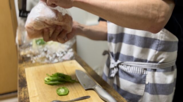 主菜の鶏肉揉み込み