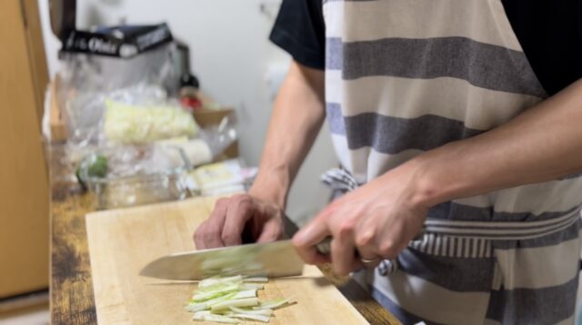 ラック上で食材をカットする様子