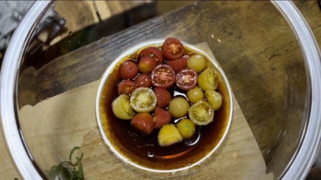 醤油・ごま油・トマトをボールに入れる