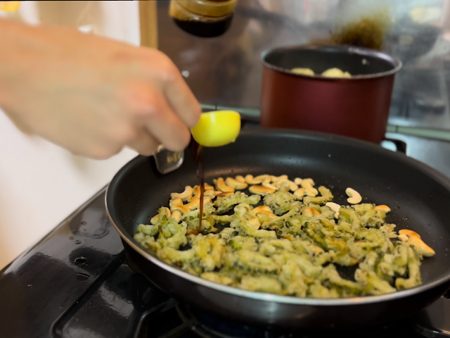 ゴーヤを入れて調味料を絡める