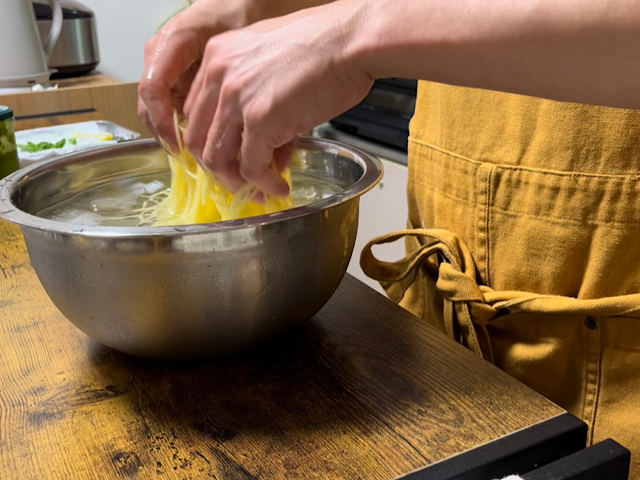 氷水でパスタを締める