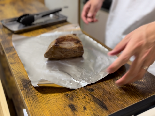 お肉をアルミホイルで包む